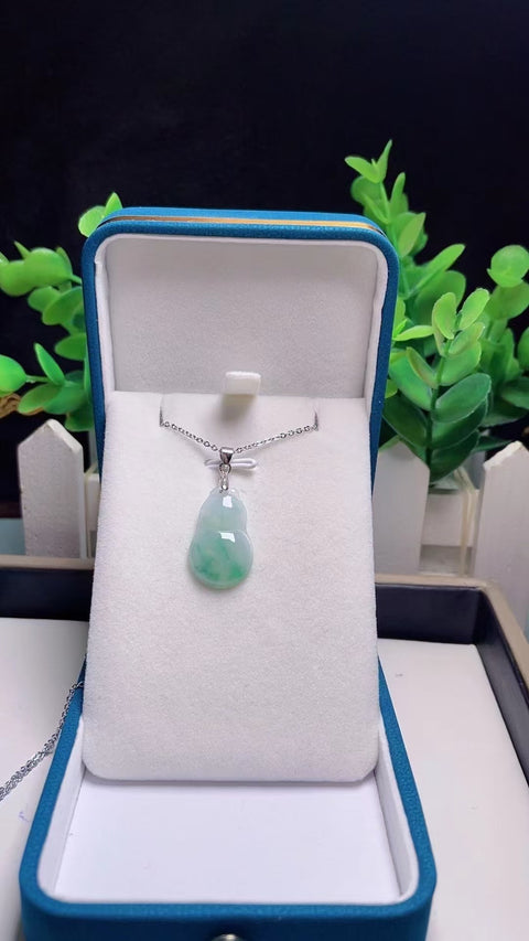 Kalung Labu Jadeite Alami 925 perak bertatahkan bahan lubang tua Berarti keberuntungan dan kemakmuran Ukuran 2.2 * 1.4cm Termasuk pajak pengiriman
