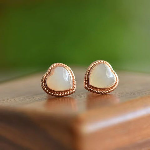 2370-1 Anting Giok Giok Hetian Giok Jantung Alami Ukuran 7 * 7mm Giok yang halus dan hangat Sudah termasuk pajak pengiriman.