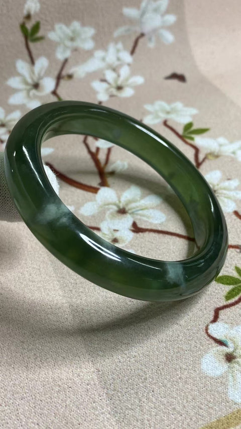 Gelang Bahan Giok Cui Alami 180 Ukuran 57-59mm Ukuran 58.3mm Lebar 11.6mm Batu giok ini terbentuk secara alami dan polanya acak Sudah termasuk pajak pengiriman.