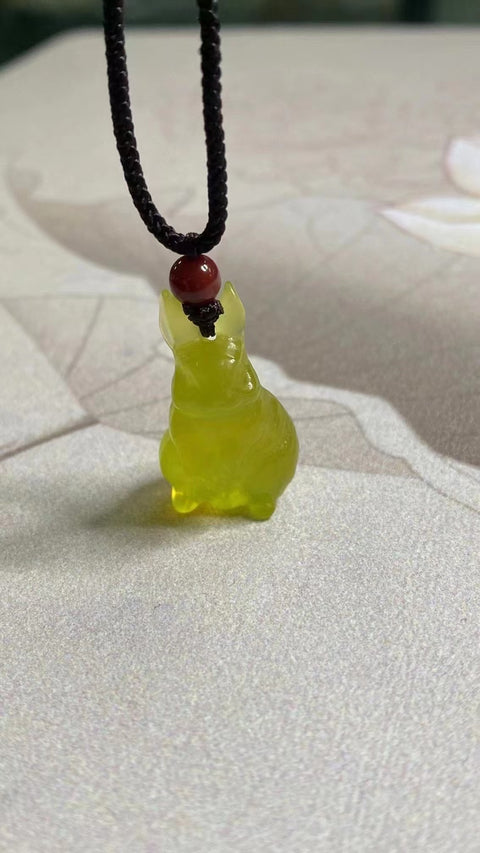 Liontin Kelinci Giok Cui Cui Halus Ukuran 27,6 * 16mm Giok ini bersih, halus dan hangat, diukir dengan tangan, sudah termasuk ongkos kirim dan pajak.