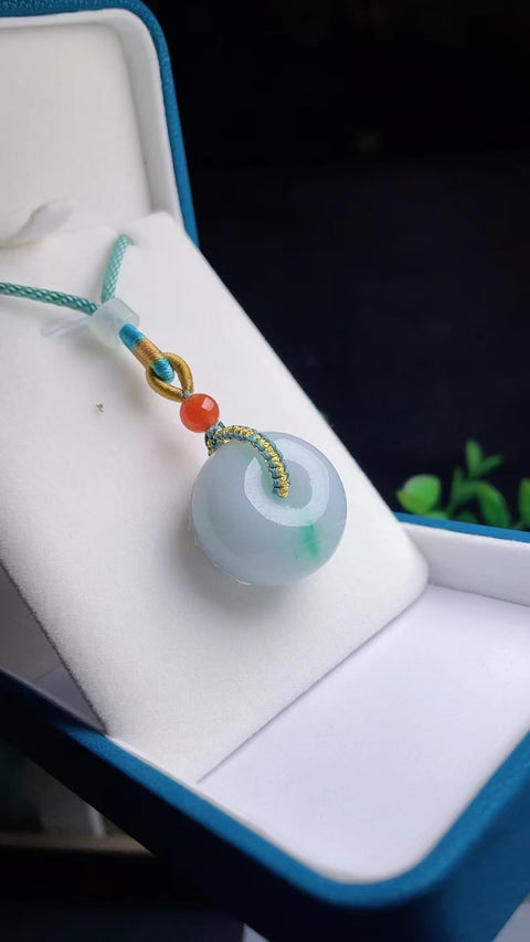 Liontin Jepitan Roti Jadeite Alami Jade bersih, halus dan hangat Ukuran 2.3 * 1.2cm Sudah termasuk pajak pengiriman.