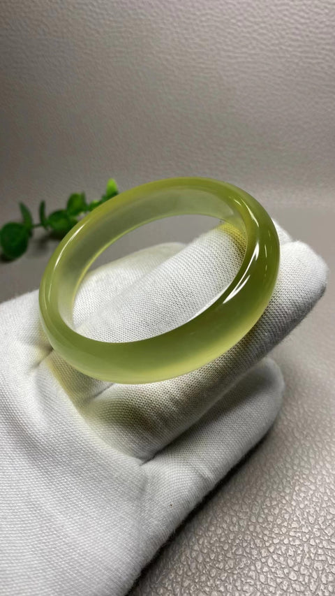 Gelang Halus Giok Cui Alami Ukuran 50-52mm Ukuran 51.8mm Lebar Sisi 13.1mm Giok terjadi secara alami Pola acak termasuk pajak pengiriman.