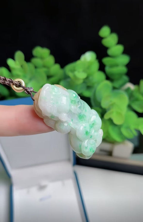 Jadeite alami Pixiu, menarik kekayaan dan keberuntungan, bahan lubang tua, dasar halus dan hangat, ukiran indah, spesifikasi 4.2✖️2.1 termasuk pajak pengiriman