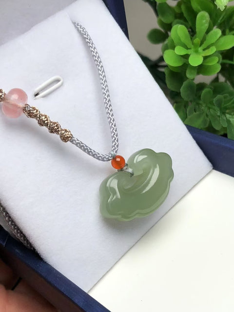 Liontin Kunci Giok Ruyi Giok Hetian Alami Ukuran 28 * 16 * 10mm Gaya Ukiran Buatan Tangan Sudah termasuk pajak pengiriman.