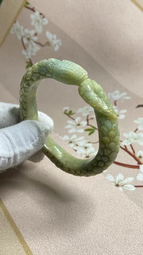 Gelang Tali Uang Berukir Ciu Giok Alami Ukuran 56-58mm Ukuran 57.3mm Lebar Sisi 12mm Giok adalah semua yang terjadi secara alami Pola acak Pajak Pengiriman sudah termasuk.