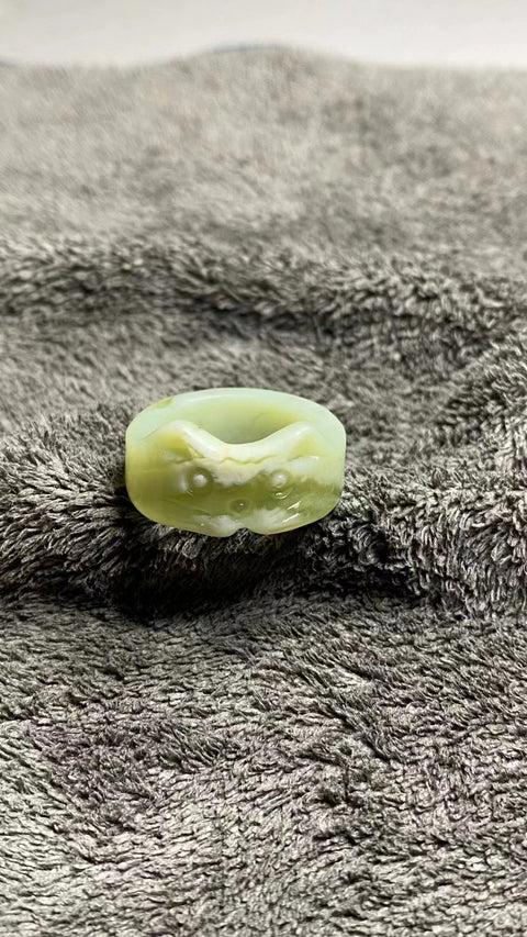 Cincin Kucing Keberuntungan Batu Giok Cui Bunga Giok Alami Ukuran 17-18mm Lebar Sisi 8.1mm Batu giok terbentuk secara alami dan polanya acak Sudah termasuk ongkos kirim dan pajak.