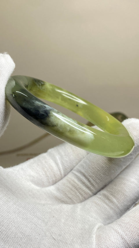 Gelang Lukisan Pemandangan Giok Cui Fine Jade Lukisan Tinta Alami Ukuran 53-55mm Ukuran 54.5mm Lebar Sisi 10.7mm Giok secara alami terjadi Pola acak Pajak Pengiriman Termasuk