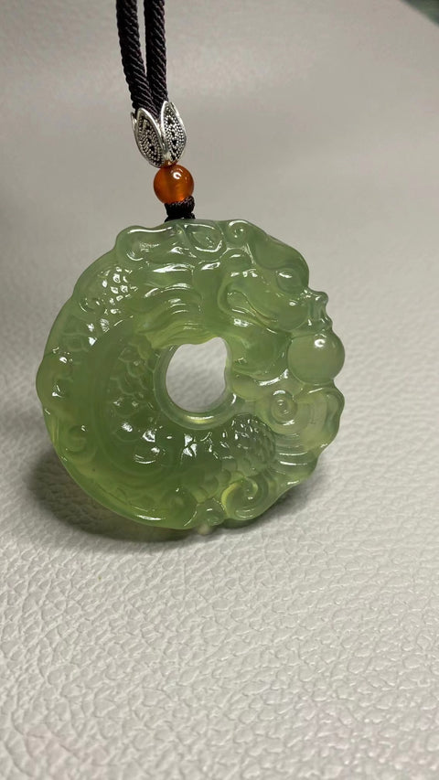 Liontin Naga Giok Cui Alami Giok ini bersih, halus dan hangat Ukuran 48 * 47mm Sudah termasuk pajak pengiriman.