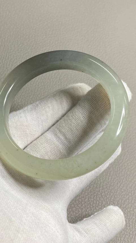 Gelang Gradien Giok Giok Abu-abu Alami Ukuran 56-58mm Ukuran 57.1mm Lebar Sisi 11mm Giok semuanya terjadi secara alami Pola acak & sudah termasuk pajak pengiriman