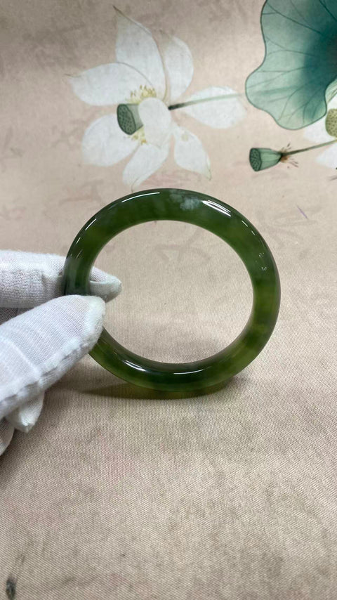 Gelang giok Xiuyan yang indah, bahan 180, diameter dalam: 58,2 mm, lebar tepi: 11 mm. Semua batu terbentuk secara alami, polanya acak. Biaya pengiriman dan pajak sudah termasuk. Nomor barang: 202511081329