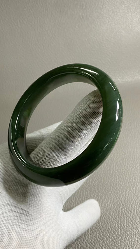 Gelang Giok Cui Halus Ukuran 60-62mm Ukuran 61mm Lebar 13.1mm Giok terjadi secara alami Pola acak Termasuk ongkos kirim dan pajak.