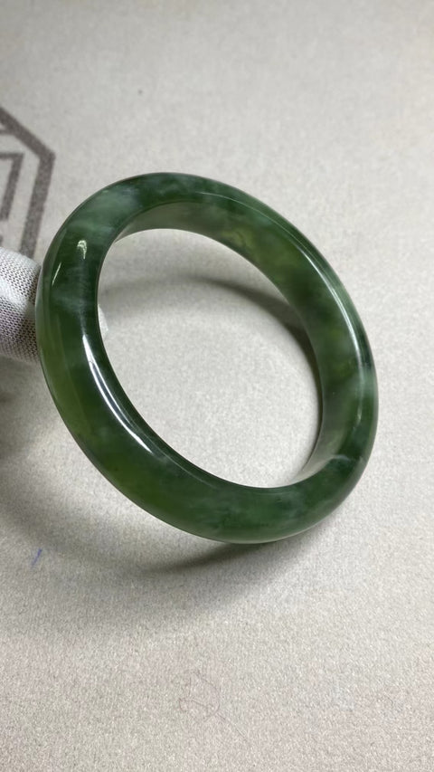 Gelang Giok Giok Terapung Hijau Penuh Giok Cui Alami Ukuran 57-59mm Ukuran 58.1mm Lebar Sisi 12.6mm Giok ini terbentuk secara alami Pola acak Termasuk ongkos kirim dan pajak.