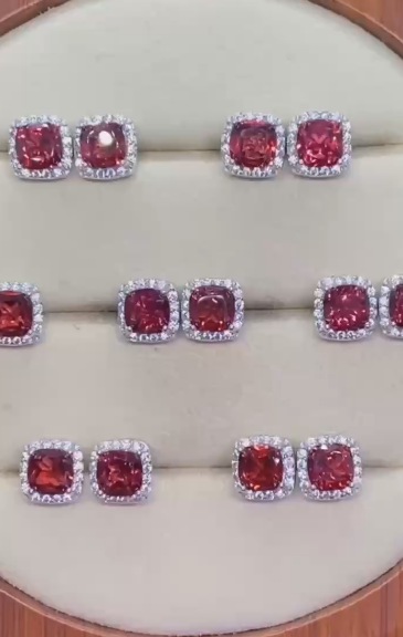 Anting-anting giok garnet alami yang terbuat dari perak 925, ukuran 7mm, dengan dudukan perak yang lebih tebal.