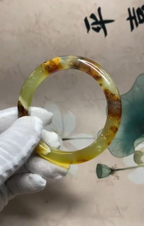 Gelang giok Xiuyan warna-warni bermotif bunga yang indah, diameter dalam: 58,5 mm, lebar tepi: 11 mm. Semua batu terbentuk secara alami. Biaya kirim dan pajak sudah termasuk.