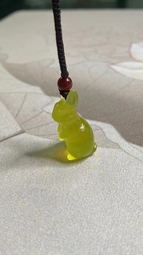 Liontin Kelinci Giok Cui Cui Halus Ukuran 27,6 * 16mm Giok ini bersih, halus dan hangat, diukir dengan tangan, sudah termasuk ongkos kirim dan pajak.