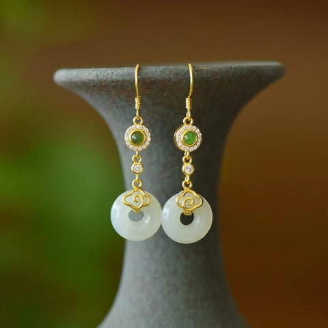 2851-2 Anting Kancing Damai Giok Hetian Giok Alami yang terbuat dari perak 925 Ukuran 13 * 13mm Giok ini memiliki gaya yang halus dan hangat, gaya yang indah sudah termasuk pajak pengiriman.