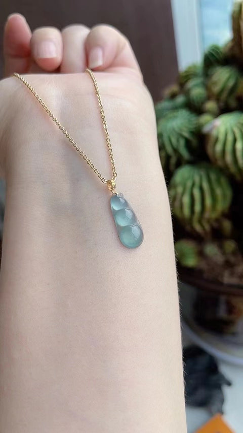 Kalung Kacang Giok Guatemala Alami dalam Pengaturan Emas 18k Ukuran 1.6 * 0.6 Sudah termasuk pajak pengiriman.