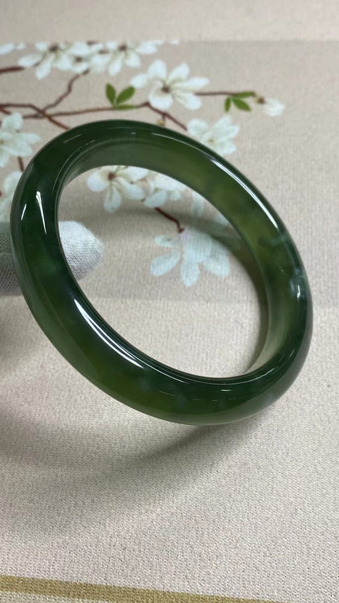 Gelang Giok Giok Terapung Hijau Penuh Giok Cui Alami Ukuran 60-62mm Ukuran 61.7mm Lebar Sisi 12.5mm Giok ini terbentuk secara alami Pola acak Sudah termasuk pajak pengiriman.
