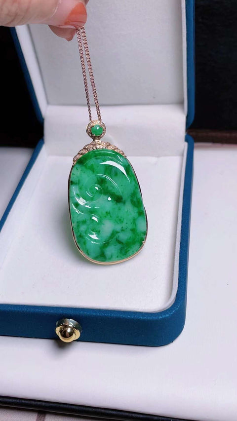 Baru ❤❤❤❤Natural Jadeite Ruyi, semuanya sebagaimana mestinya, semoga sukses, Yang hijau super hijau, pengaturan emas setebal 18k, objeknya sangat indah, spesifikasi 4.0 ✖ 2.5 Termasuk pajak pengiriman