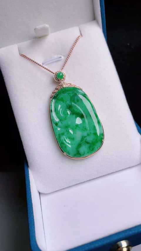 Baru ❤❤❤❤Natural Jadeite Ruyi, semuanya sebagaimana mestinya, semoga sukses, Yang hijau super hijau, pengaturan emas setebal 18k, objeknya sangat indah, spesifikasi 4.0 ✖ 2.5 Termasuk pajak pengiriman