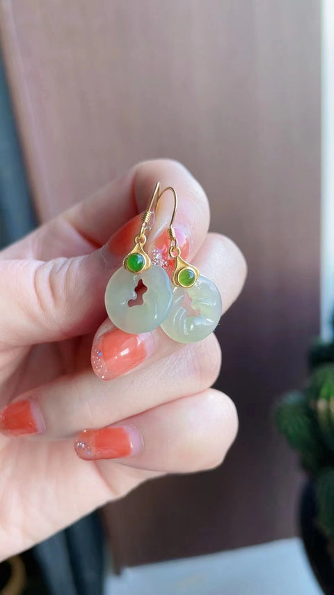 Anting-anting Hetian putih, rubah berekor sembilan yang indah, bersih dan segar, model yang sederhana dan murah hati, nilai yang luar biasa sudah termasuk pajak pengiriman!
