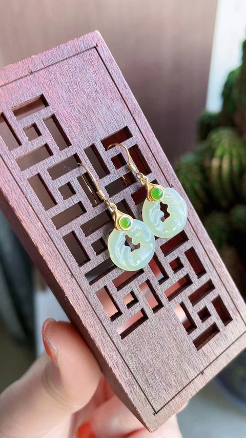 Anting-anting Hetian putih, rubah berekor sembilan yang indah, bersih dan segar, model yang sederhana dan murah hati, nilai yang luar biasa sudah termasuk pajak pengiriman!