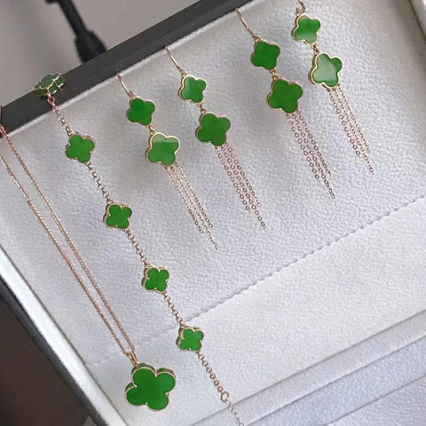 Set semanggi empat daun jasper dengan merek-merek besar 💐 Giok adalah gelang tatahan emas 18K yang indah dengan emas berat ukuran semanggi empat daun *6 liontin 18mm, anting-anting telinga 8/6mm pilih salah satu Sudah termasuk pajak pengiriman