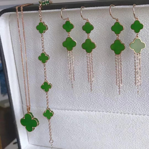 Set semanggi empat daun jasper dengan merek-merek besar 💐 Giok adalah gelang tatahan emas 18K yang indah dengan emas berat ukuran semanggi empat daun *6 liontin 18mm, anting-anting telinga 8/6mm pilih salah satu Sudah termasuk pajak pengiriman