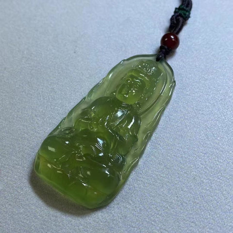 Kalung hijau neon yang dibuat dengan indah dengan warna yang tembus pandang untuk memastikan ketenangan pikiran. 55*28mm termasuk ongkos kirim dan pajak.