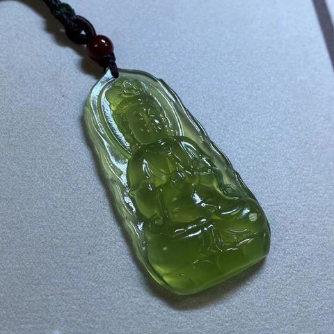 Kalung hijau neon yang dibuat dengan indah dengan warna yang tembus pandang untuk memastikan ketenangan pikiran. 55*28mm termasuk ongkos kirim dan pajak.