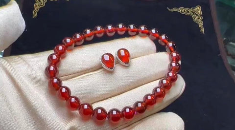 Baru dalam stok, garnet yang terlihat bagus, bahan yang bagus dan hangat, indah dipakai untuk pria muda, sudah termasuk ongkos kirim dan pajak.