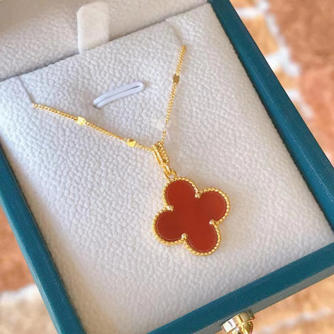 Kalung Batu Akik Merah Selatan Semanggi Emas 18k Sederhana Mewah Ringan dengan Detail Sempurna Ukuran Premium Sederhana 19mm Termasuk pajak pengiriman.