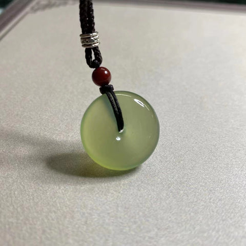 Gesper Perdamaian Damai adalah batu giok yang dibuat dengan indah dalam warna hijau neon dengan permukaan bulat penuh berukuran 8,9 * 22mm termasuk ongkos kirim dan pajak.