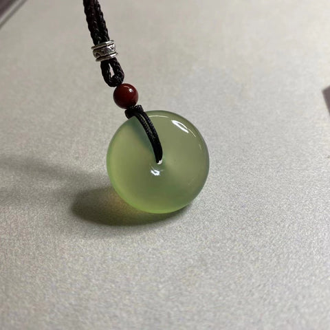 Gesper Perdamaian Damai adalah batu giok yang dibuat dengan indah dalam warna hijau neon dengan permukaan bulat penuh berukuran 8,9 * 22mm termasuk ongkos kirim dan pajak.