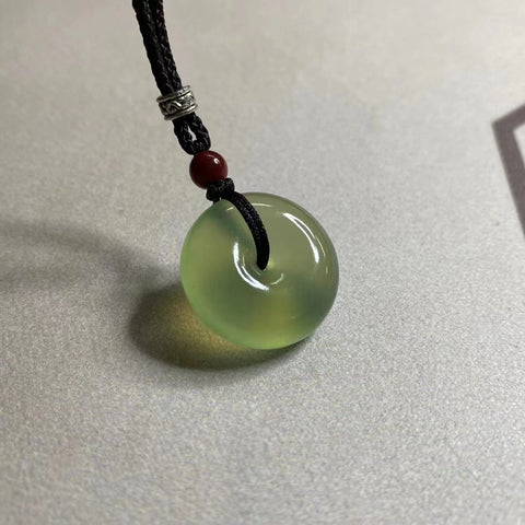 Gesper Perdamaian Damai adalah batu giok yang dibuat dengan indah dalam warna hijau neon dengan permukaan bulat penuh berukuran 8,9 * 22mm termasuk ongkos kirim dan pajak.