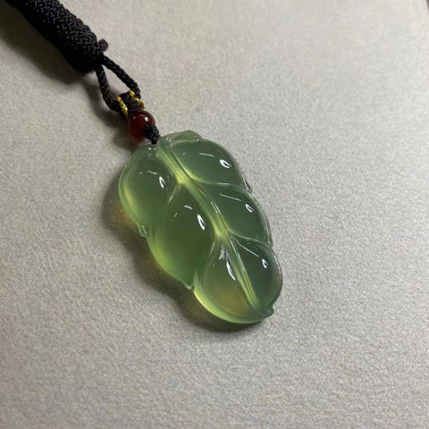 Daun Giok Cabang Emas terbuat dari batu giok Cui alami dengan warna hijau neon. 38 * 23mm termasuk ongkos kirim dan pajak.
