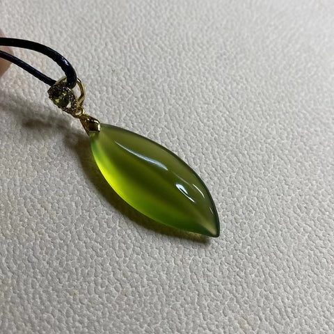 Liontin Giok Halus Liontin Daun Willow 39.3 * 15.5mm Termasuk pajak pengiriman
