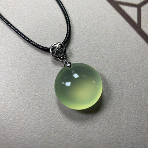 Liontin giok yang indah berpendar dan tembus cahaya. Gesper dan liontin emas padat 23 * 11mm, sudah termasuk pajak pengiriman.