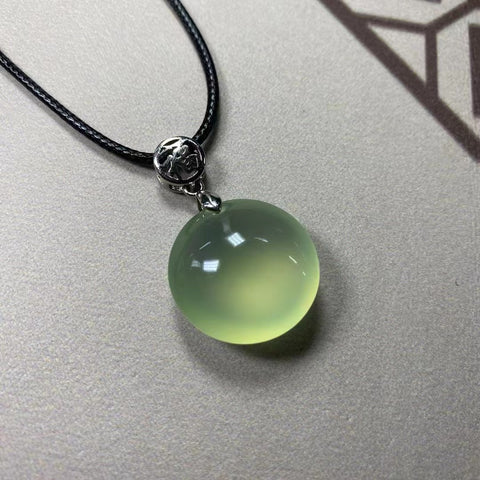 Liontin giok yang indah berpendar dan tembus cahaya. Gesper dan liontin emas padat 23 * 11mm, sudah termasuk pajak pengiriman.