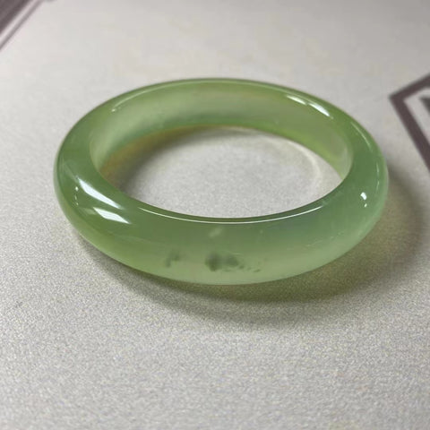 Gelang Fluorescent Jade Cui Alami Cocok untuk 51.52.53 lingkaran dengan lebar 12mm Peralatan semuanya alami Pola acak Termasuk ongkos kirim dan pajak.