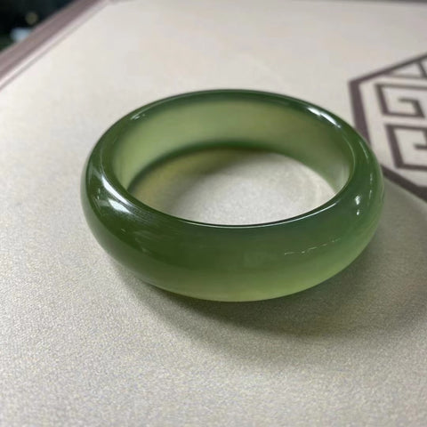 Gelang giok alami berdiameter kecil yang halus Cocok untuk cincin 48.49.50 dengan lebar sisi keausan 16.7mm Giok semuanya merupakan pola yang dihasilkan secara alami secara acak Termasuk pajak pengiriman