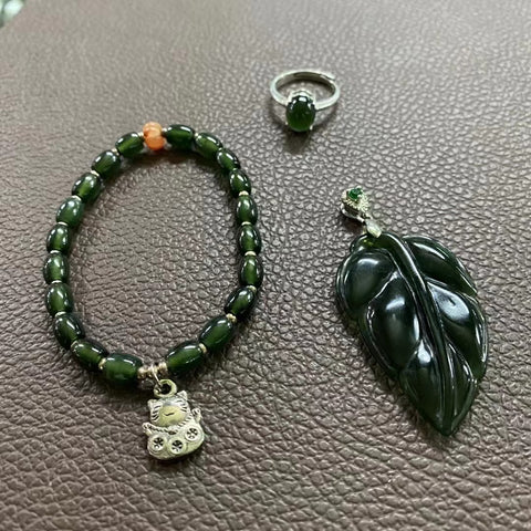 Set Cincin Hijau Giok Alami Ukuran 7 * 9mm Gelang Ukuran 5.7 * 6.7mm Liontin Ukuran 46 * 28mm Sudah termasuk ongkos kirim dan pajak.