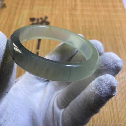 Gelang Lukisan Pemandangan Giok Cui Alami Cocok untuk lingkaran 55.56.57 dengan lebar 13.8mm Batu giok semuanya alami dan polanya acak Sudah termasuk ongkos kirim dan pajak.