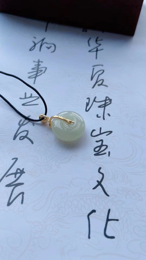 Gesper He Tian Ping An terbuat dari bahan dari lubang tua Dao An An. Alasnya halus dan hangat, dengan kepala penuh air, dan tebal serta penuh. Spesifikasi 1.6 Sudah termasuk ongkos kirim dan pajak.