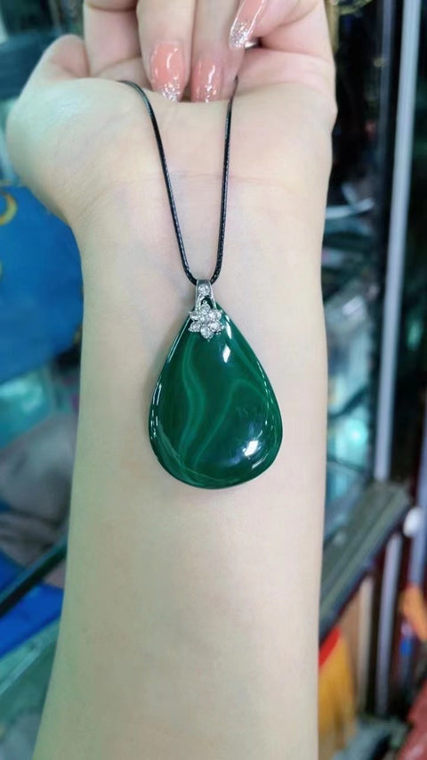 Liontin Besar Malachite Alami Warna super putih yang indah Sudah termasuk pajak pengiriman