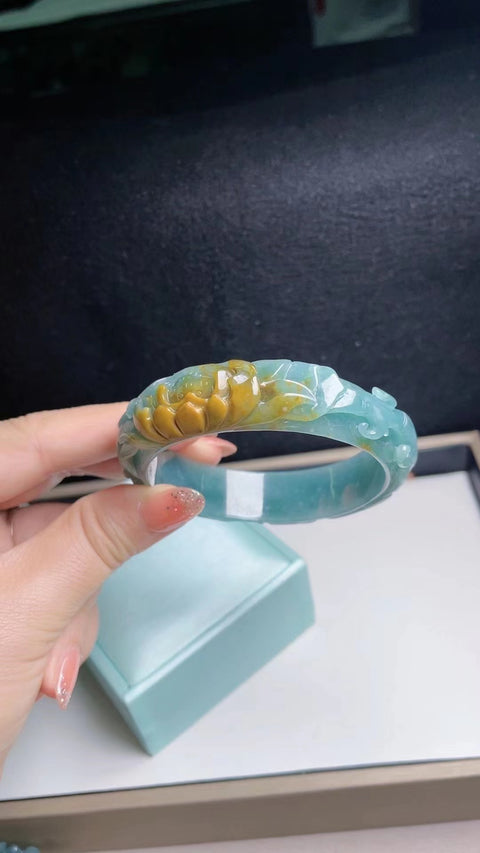 Gelang Ukiran Batu Giok Alami Bahan Pit Tua Alasnya halus dan hangat dengan kepala penuh air Cocok untuk 55,6 mm Termasuk ongkos kirim dan pajak.