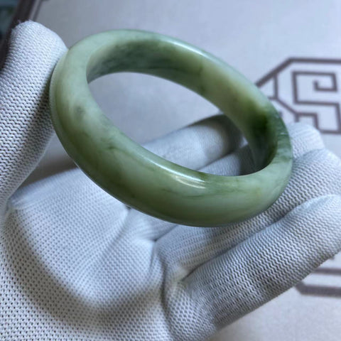 Gelang giok Cui alami, kaliber yang sesuai dengan cincin 58, 59, 60, lebar sisi 15.9mm Giok semuanya alami, pola acak sudah termasuk pajak pengiriman.