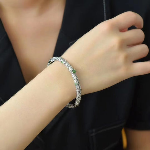 Hetian Jasper Openwork Bangle 925 Silver Inlayed Gaya baru dan pengerjaan yang sangat indah Cocok untuk usia hingga 60 tahun Kualitas batu giok yang halus sudah termasuk pajak pengiriman.
