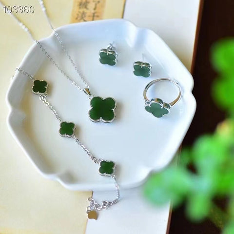 Hotan Jasper Set Kalung Ukuran 16 * 24 Gelang 9 * 18 Anting 11 * 11 Cincin 13 * 13 Sudah termasuk ongkos kirim dan pajak.