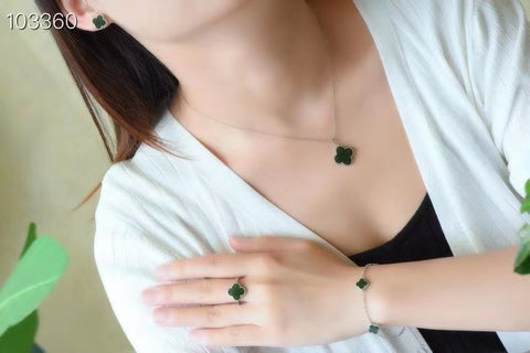 Hotan Jasper Set Kalung Ukuran 16 * 24 Gelang 9 * 18 Anting 11 * 11 Cincin 13 * 13 Sudah termasuk ongkos kirim dan pajak.